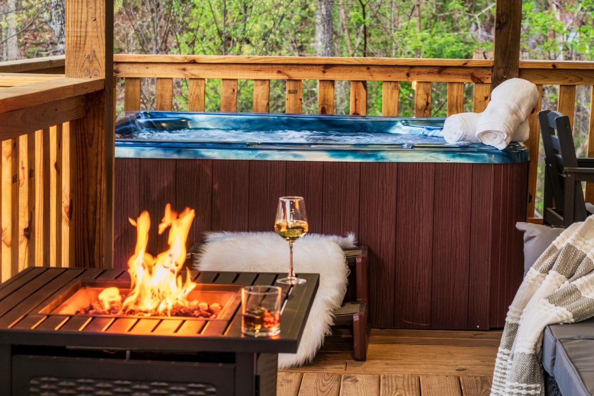 גטלינבורג Mountainscape - Brand New Cabin W Views - Hottub - Firetable - Ps5 - Pooltable - 3 Pools מראה חיצוני תמונה