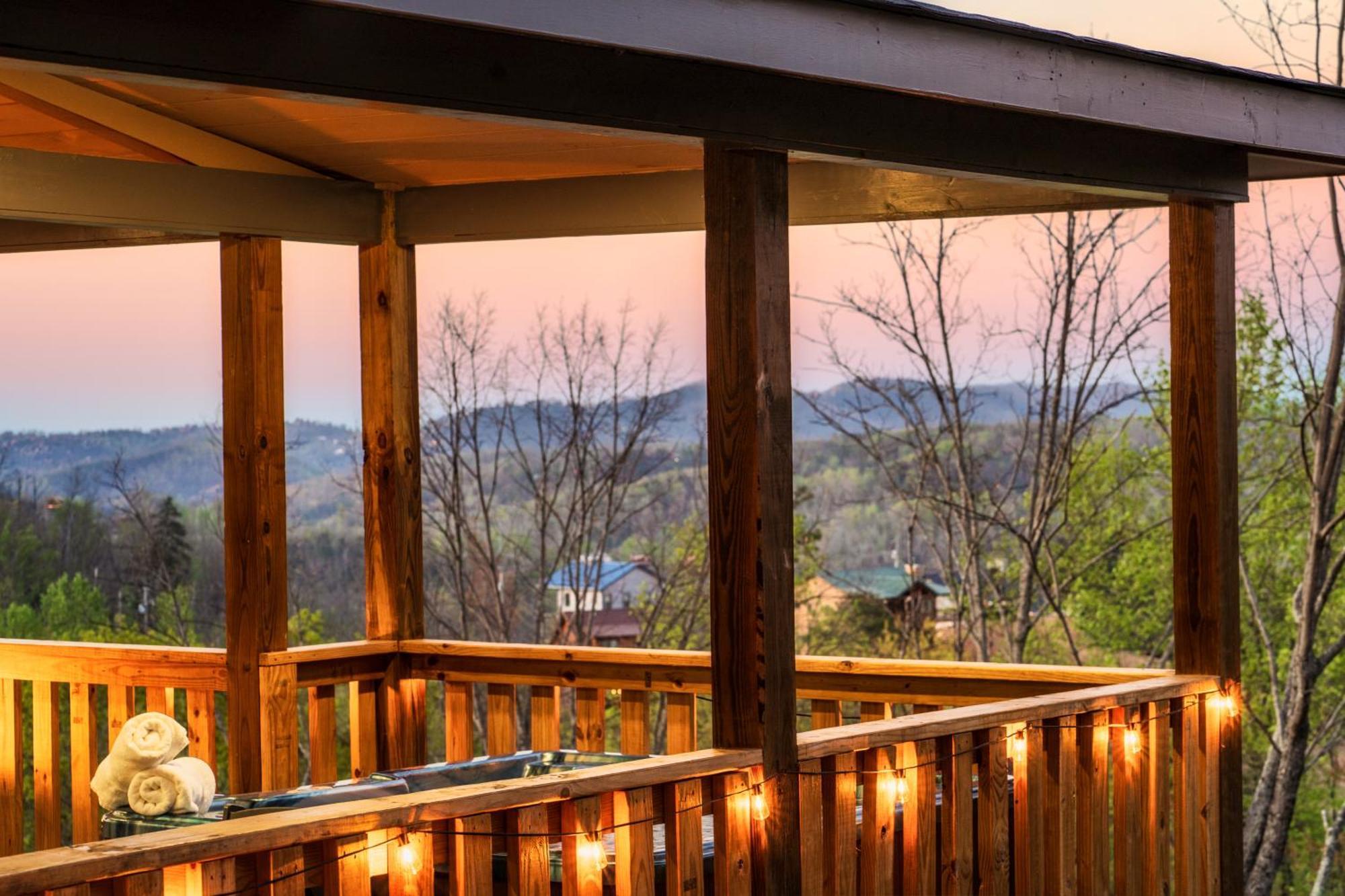 גטלינבורג Mountainscape - Brand New Cabin W Views - Hottub - Firetable - Ps5 - Pooltable - 3 Pools מראה חיצוני תמונה