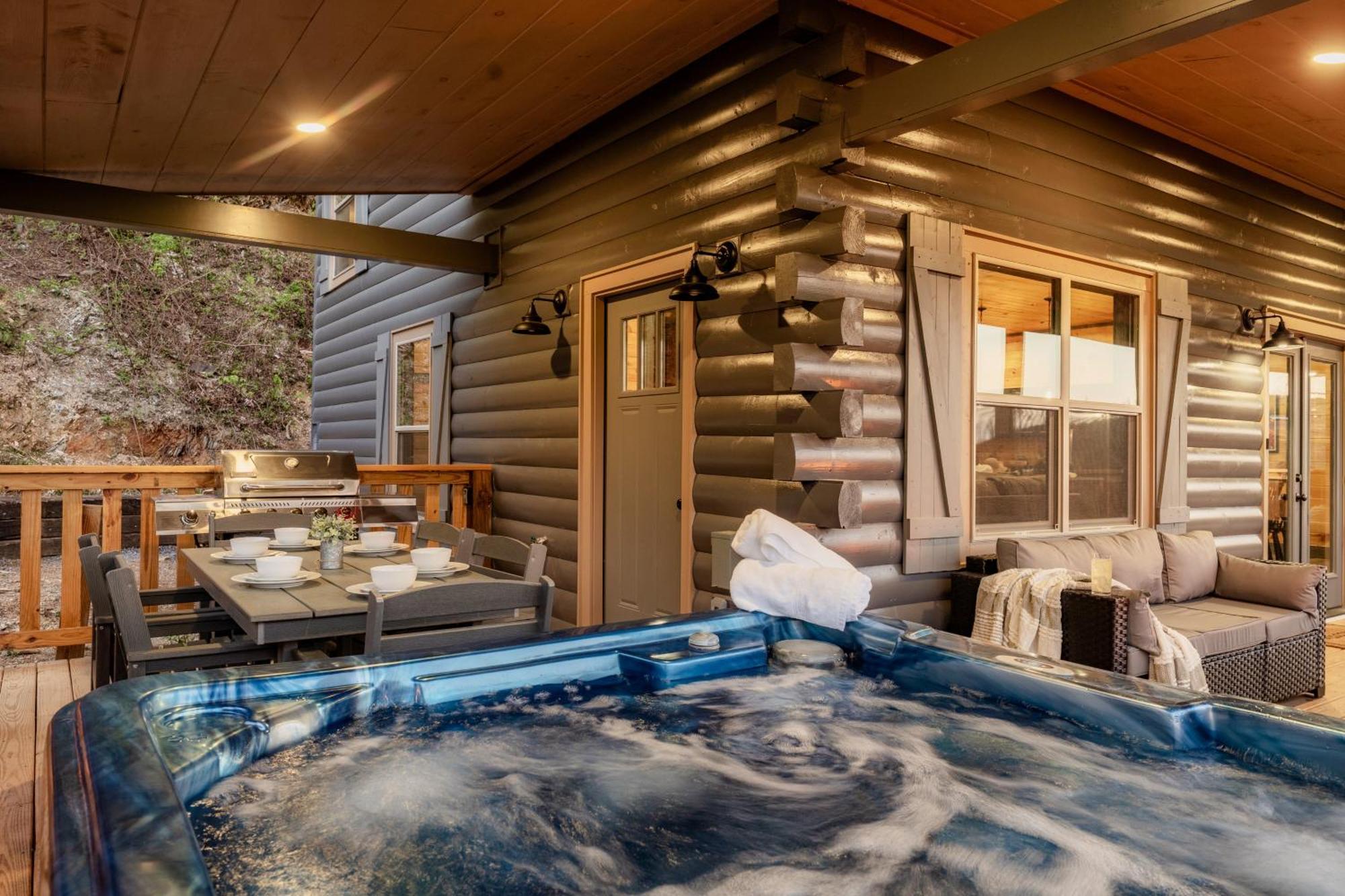 גטלינבורג Mountainscape - Brand New Cabin W Views - Hottub - Firetable - Ps5 - Pooltable - 3 Pools מראה חיצוני תמונה