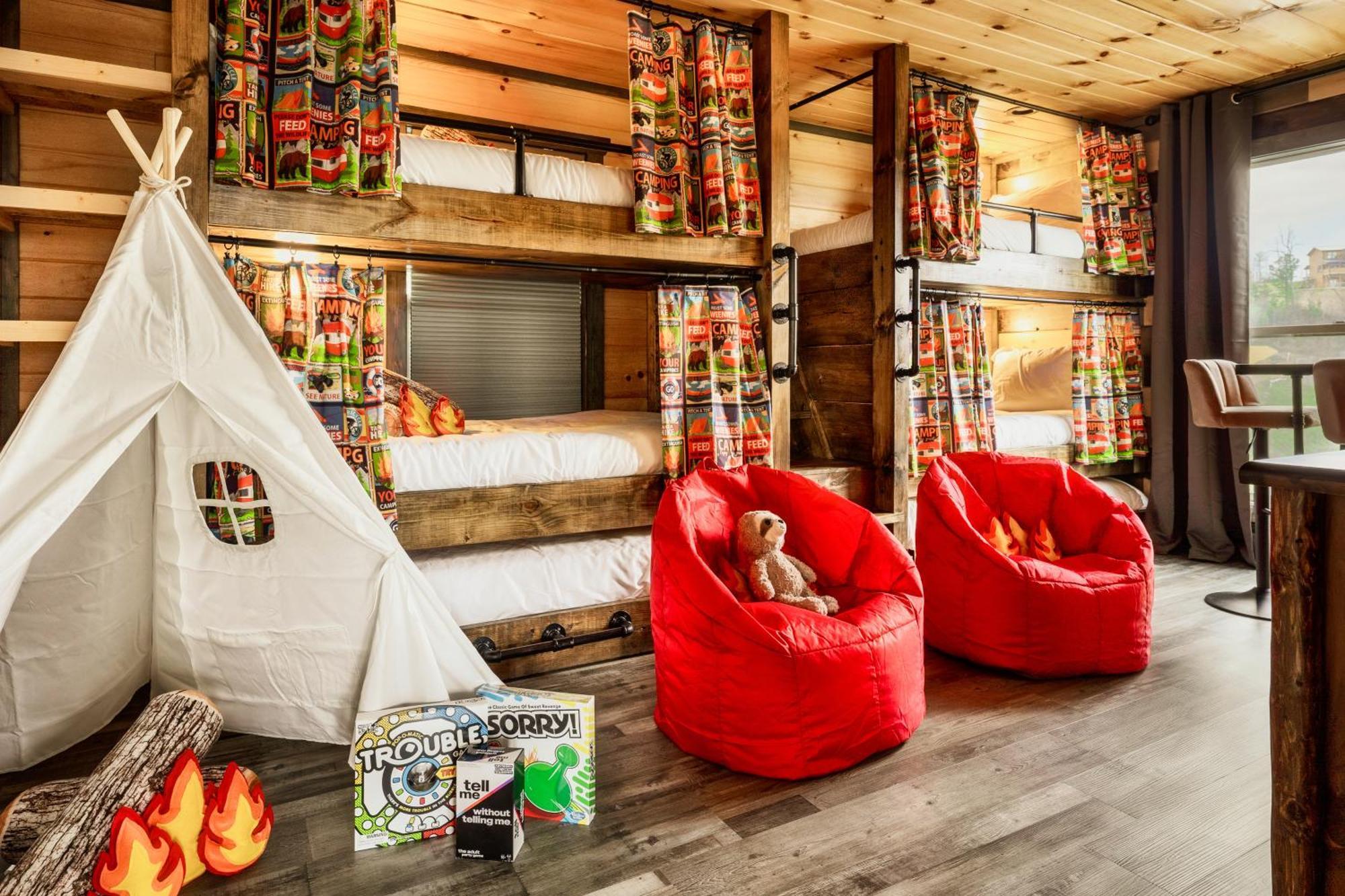 גטלינבורג Mountainscape - Brand New Cabin W Views - Hottub - Firetable - Ps5 - Pooltable - 3 Pools מראה חיצוני תמונה